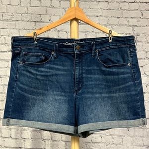 🌹🌹Universal Thread / High Rise Midi denim shorts